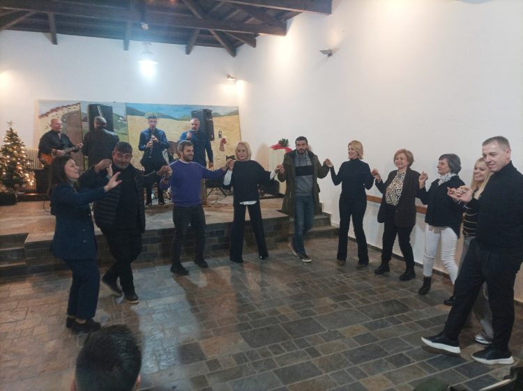 Ζεστή και συνάμα φωτεινή η εκδήλωση για το άναμμα του Χριστουγεννιάτικου Δέντρου στο Ρίζωμα (ΕΙΚΟΝΕΣ)