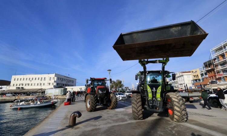 Αποχωρούν από το λιμάνι του Βόλου οι αγρότες