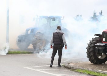 Αγροτικά μπλόκα – Βίντεο από επίθεση τρακτέρ κατά ΜΑΤ στα Πράσινα Φανάρια Θεσσαλονίκης