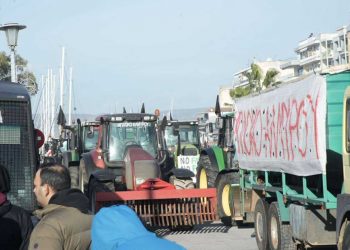 Τελεσίγραφο στους αγρότες να εγκαταλείψουν το λιμάνι του Βόλου έως τη 1 μ.μ.