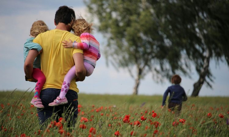 ΟΠΕΚΑ: Πληρώνεται η έκτη ΣΤ δόση του Επιδόματος Παιδιού 2025. Πότε εμφανίζονται τα χρήματα στα ΑΤΜ