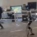 Viral κλωτσιά – Η στιγμή που το ρομπότ «σημαδεύει» τη βουβωνική χώρα ενός άνδρα