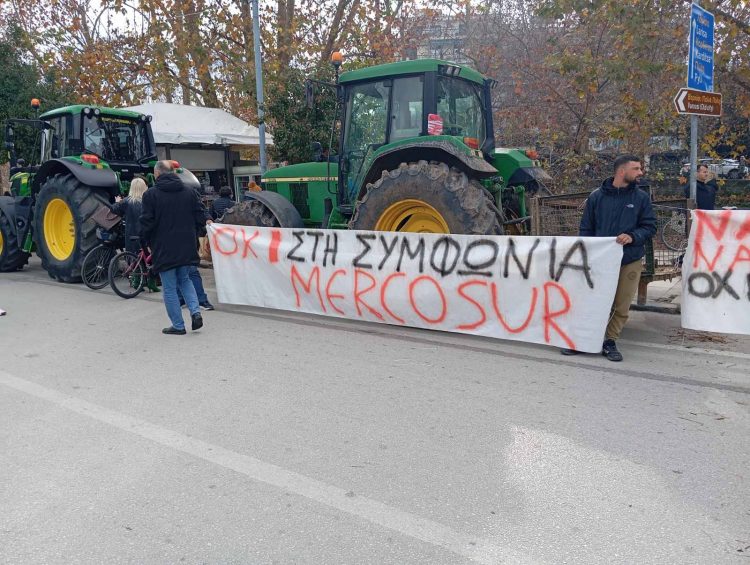 Προπαραμονή Πρωτοχρονιάς: Τα τρακτέρ ξανά στην κεντρική πλατεία των Τρικάλων (ΕΙΚΟΝΕΣ – ΒΙΝΤΕΟ)