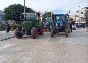 Προπαραμονή Πρωτοχρονιάς: Τα τρακτέρ ξανά στην κεντρική πλατεία των Τρικάλων (ΕΙΚΟΝΕΣ – ΒΙΝΤΕΟ)