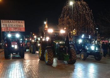 Τρίκαλα: Βραδινή “απόβαση” αγροτών στο κέντρο της πόλης – “Επικαλούμαι το δικαίωμα της ζωής” – Ενθουσιώδης η υποδοχή τους (ΕΙΚΟΝΕΣ – ΒΙΝΤΕΟ)