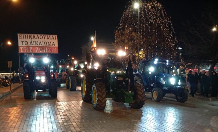 Τρίκαλα: Βραδινή “απόβαση” αγροτών στο κέντρο της πόλης – “Επικαλούμαι το δικαίωμα της ζωής” – Ενθουσιώδης η υποδοχή τους (ΕΙΚΟΝΕΣ – ΒΙΝΤΕΟ)