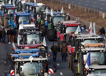 Ενισχύεται το μπλόκο στη Νίκαια: Κλειστή και σήμερα η Ε.O. Αθηνών–Θεσσαλονίκης – Γάλα θα μοιράσουν οι κτηνοτρόφοι στη Λάρισα
