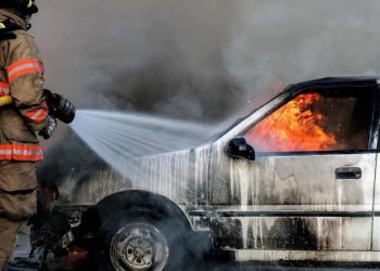 Πανικός: Αυτοκίνητο τυλίχθηκε στις φλόγες στο φανάρι – Πως σώθηκε την τελευταία στιγμή η οδηγός (ΕΙΚΟΝΕΣ)