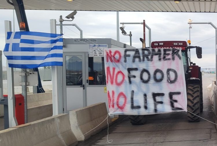 Ε65: Δείτε τα πανό στο αγροτικό μπλόκο των Τρικαλινών που στέλνουν ηχηρό μήνυμα (ΕΙΚΟΝΕΣ)