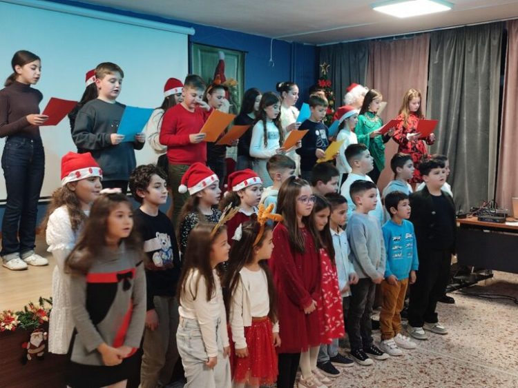 Χριστουγεννιάτικη Εκδήλωση στο 2ο Δημοτικό Σχολείο Οιχαλίας: Ένα ταξίδι παγκόσμιων αξιών μέσα από τα μάτια των παιδιών (ΕΙΚΟΝΕΣ)