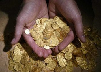 Έσκαβε την αυλή του και βρήκε τον θησαυρό που άλλαξε τη ζωή του