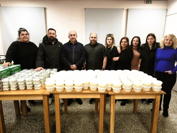 Χριστουγεννιάτικη προσφορά φαγητού από το Κοινωνικό Εστιατόριο του Δήμου Τρικκαίων