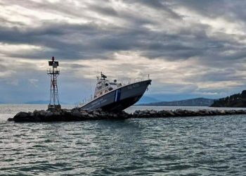 Σκάφος του Λιμενικού προσέκρουσε σε βράχια στην είσοδο του λιμανιού Βόλου (ΕΙΚΟΝΕΣ)