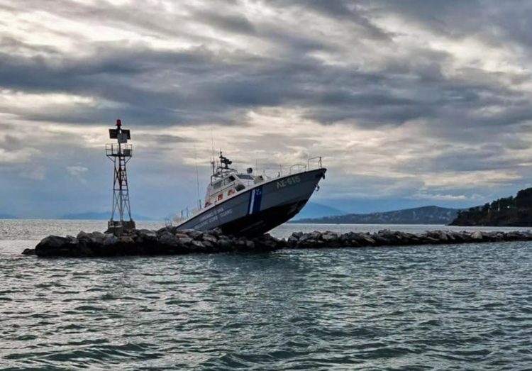 Σκάφος του Λιμενικού προσέκρουσε σε βράχια στην είσοδο του λιμανιού Βόλου (ΕΙΚΟΝΕΣ)