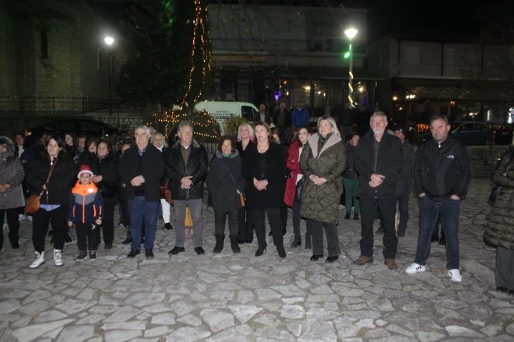 Φωταγωγήθηκε το Χριστουγεννιάτικο Δένδρο στα Στουρναρέικα