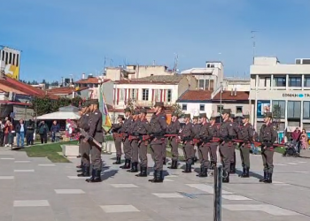 Σ.Μ.Υ.: Εντυπωσιακές ασκήσεις ακριβείας από σπουδαστές στην «καρδιά» της Πρωτεύουσας των Χριστουγέννων (ΒΙΝΤΕΟ)