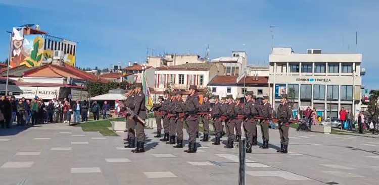 Σ.Μ.Υ.: Εντυπωσιακές ασκήσεις ακριβείας από σπουδαστές στην «καρδιά» της Πρωτεύουσας των Χριστουγέννων (ΒΙΝΤΕΟ)