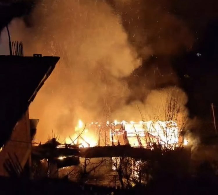 Καταστροφική φωτιά στο Ανήλιο Μετσόβου: Δύο σπίτια παραδόθηκαν στις φλόγες