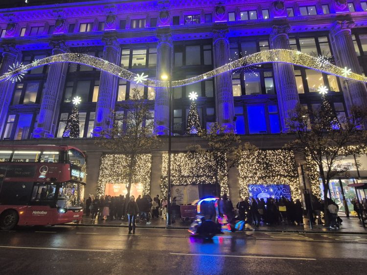 Το εμβληματικό Selfridges και η μαγεία των Χριστουγέννων στην Oxford Street
