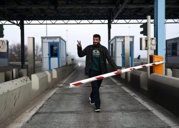 Παραμένουν στα μπλόκα οι αγρότες και ανοίγουν διόδια σήμερα – «Κόβουν την Ελλάδα στα δύο» τη Δευτέρα (ΒΙΝΤΕΟ)