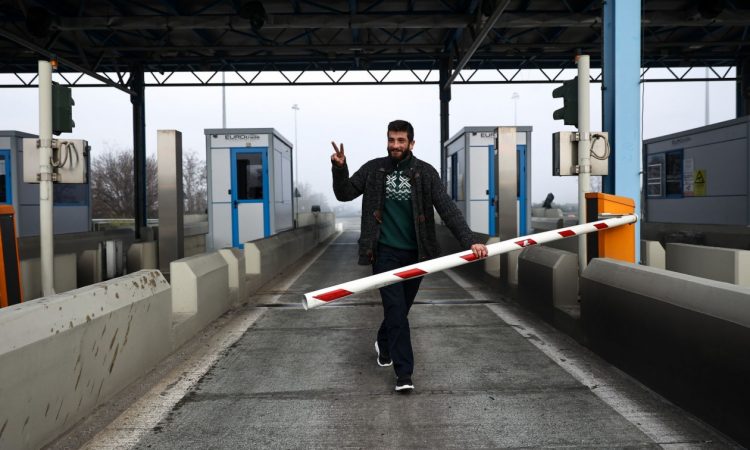 Παραμένουν στα μπλόκα οι αγρότες και ανοίγουν διόδια σήμερα – «Κόβουν την Ελλάδα στα δύο» τη Δευτέρα (ΒΙΝΤΕΟ)