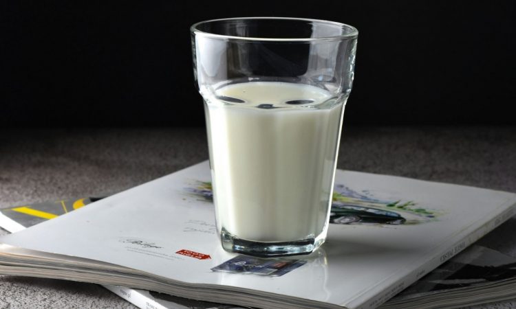 Πλήρες γάλα ή 2%: Ποιο είναι καλύτερο για τα κόκαλά μας
