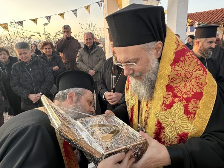 Υποδοχή Τιμίας Σιαγόνας του Αγίου Δημητρίου του Γκαγκαστάθη στον Πλάτανο Τρικάλων (ΕΙΚΟΝΕΣ)