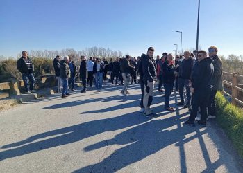 Αγρότες: Έκλεισαν την γέφυρα του Πηνειού στην Ε.Ο. Τρικάλων – Καρδίτσας (ΕΙΚΟΝΕΣ-VIDEO)