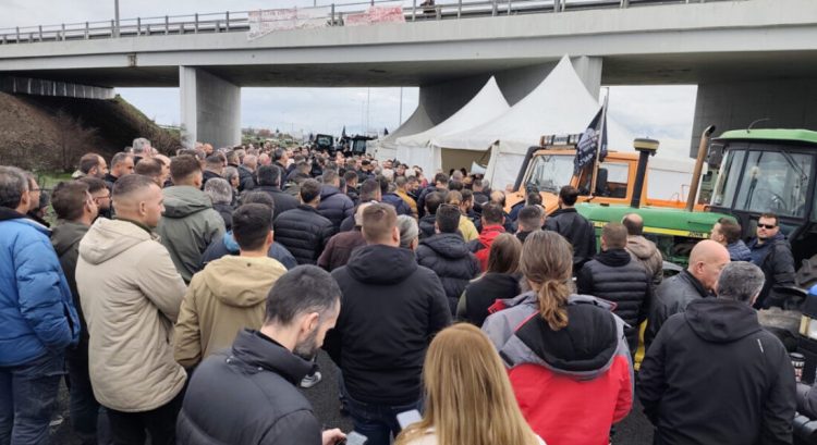Αγρότες: Κλείσιμο παραδρόμων και του …λιμανιού του Βόλου αποφάσισε η συνέλευση της Νίκαιας