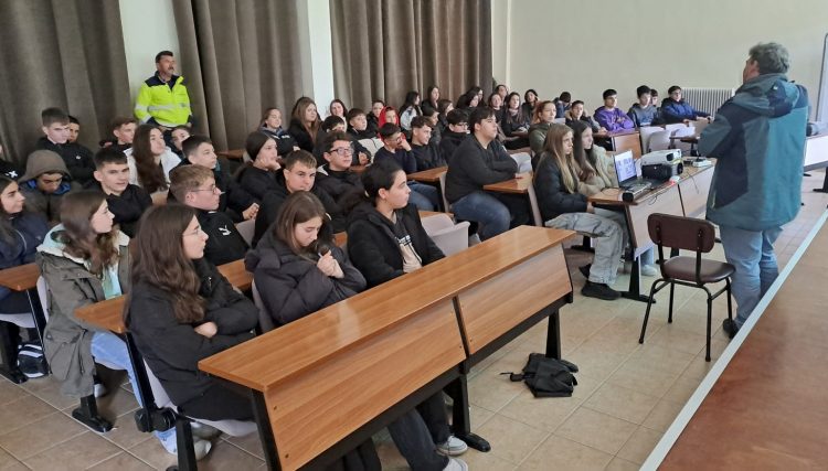 Μαθήματα Ανακύκλωσης στο 5ο Γυμνάσιο Τρικάλων: Ανακυκλώνουμε – Αξιοποιούμε – Προστατεύουμε το Περιβάλλον