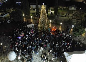Μουζάκι: Δείτε εικόνες και βίντεο από το Άναμμα του Χριστουγεννιάτικου Δέντρου