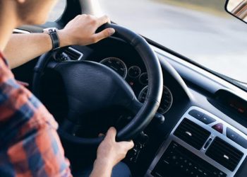 Ανήλικος έκανε τον… ραλίστα με συνεπιβάτες συνομιλήκους του – Συνελήφθησαν και οι γονείς του!