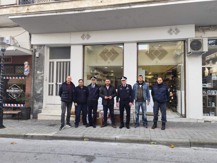 Τρικαλινοί αστυνομικοί παρέδωσαν τρόφιμα και είδη πρώτης ανάγκης στο Κοινωνικό Παντοπωλείο του Δήμου Μετεώρων