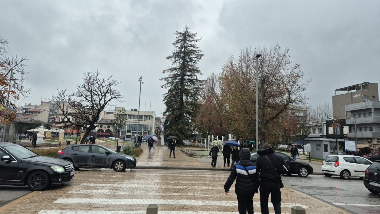 Εικόνες από την παραμονή των Χριστουγέννων στα Τρίκαλα