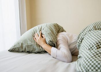 Τα 10 χειρότερα λάθη στον ύπνο: Καφεΐνη, αλκοόλ και άγχος δεν σας αφήνουν να κλείσετε μάτι