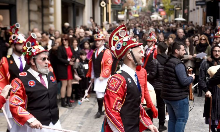 Χριστούγεννα: Ήθη και έθιμα σε όλη την Ελλάδα – Πού στολίστηκε το πρώτο χριστουγεννιάτικο δέντρο
