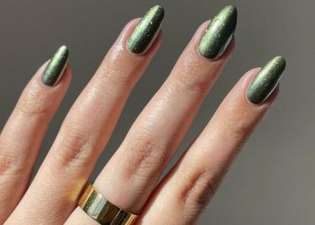 Ξέχασε το συνηθισμένο κόκκινο: Αυτά τα Xmas nails θα σε βάλουν αμέσως σε γιορτινό mood