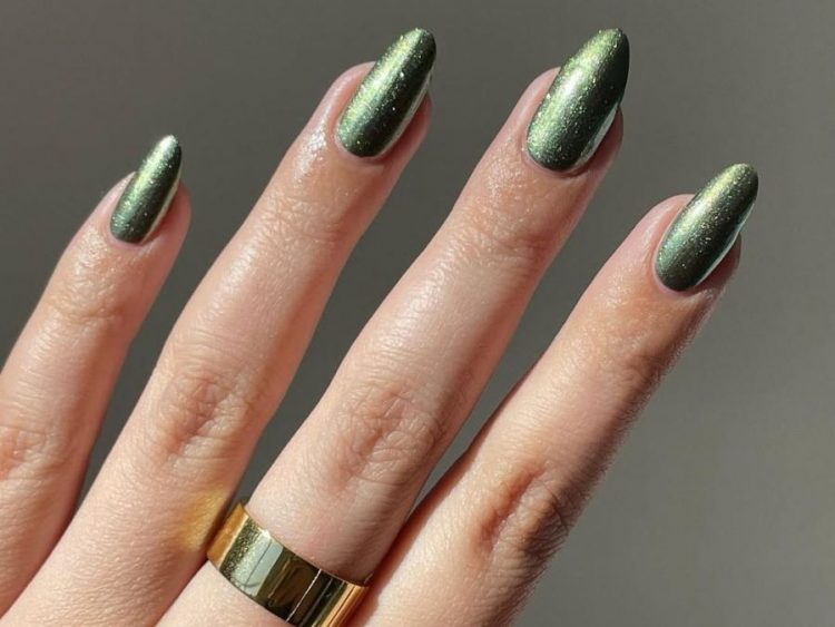Ξέχασε το συνηθισμένο κόκκινο: Αυτά τα Xmas nails θα σε βάλουν αμέσως σε γιορτινό mood