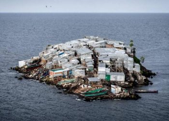 Ούτε 500 άνθρωποι σε 2.000 τετραγωνικά μέτρα – Πώς είναι η ζωή στο πιο πυκνοκατοικημένο νησί στον κόσμο