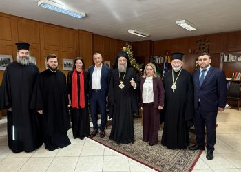 Τρίκκης Χρυσόστομος: Σε δύο Θείες Λειτουργίες τα Χριστούγεννα, αλλά και στο Γραφείο της Χρύσας (Χριστούλας) Ντιντή για τις εόρτιες ευχές [ΕΙΚΟΝΕΣ]