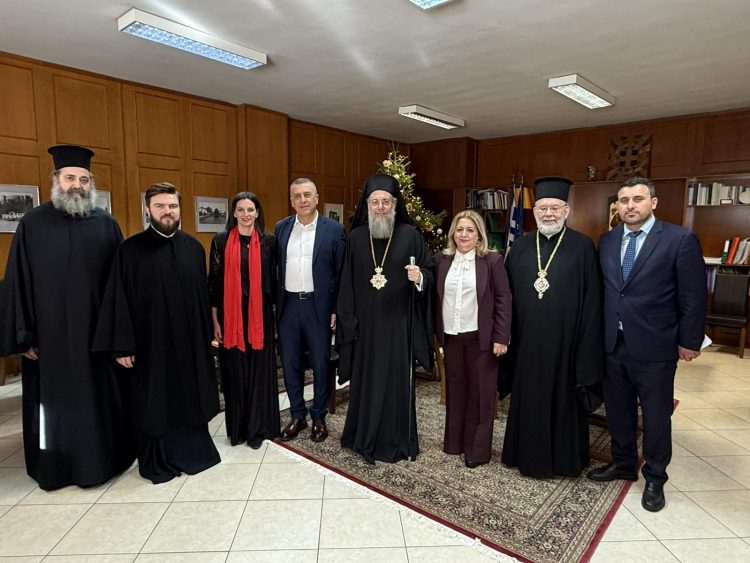 Τρίκκης Χρυσόστομος: Σε δύο Θείες Λειτουργίες τα Χριστούγεννα, αλλά και στο Γραφείο της Χρύσας (Χριστούλας) Ντιντή για τις εόρτιες ευχές [ΕΙΚΟΝΕΣ]