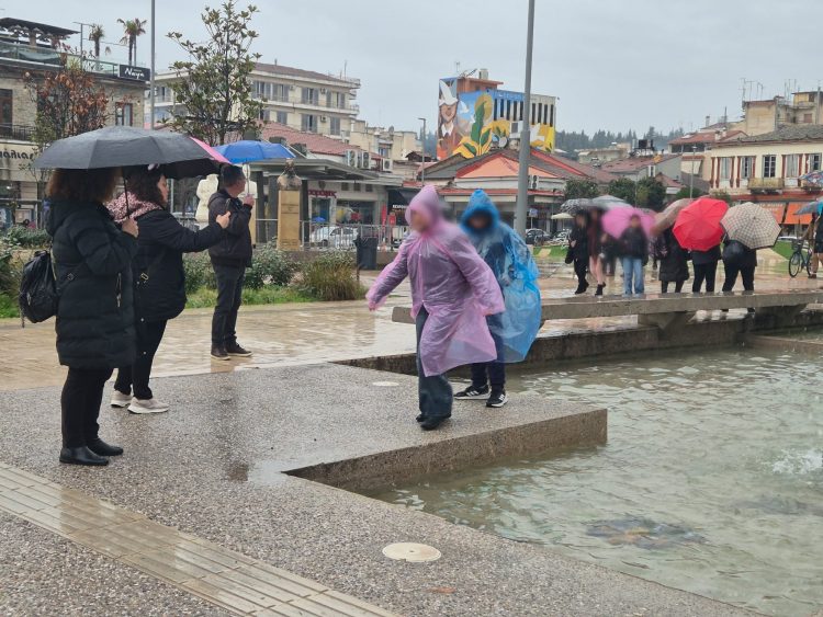 Δεν πτοήθηκαν ούτε από τη βροχή ούτε από τα μπλόκα επισκέπτες της πόλης