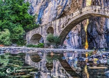 Πορτίτσα Γρεβενών: Το γεφύρι που ανοίγει μια πέτρινη πύλη στο πιο άγνωστο φαράγγι της Ελλάδας
