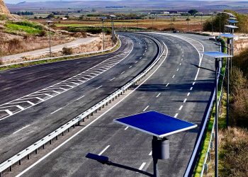 Στην Περιφέρεια Θεσσαλίας εγκαθίστανται 6.100 δίκτυα φωτισμού τεχνολογίας led με φωτοβολταϊκά