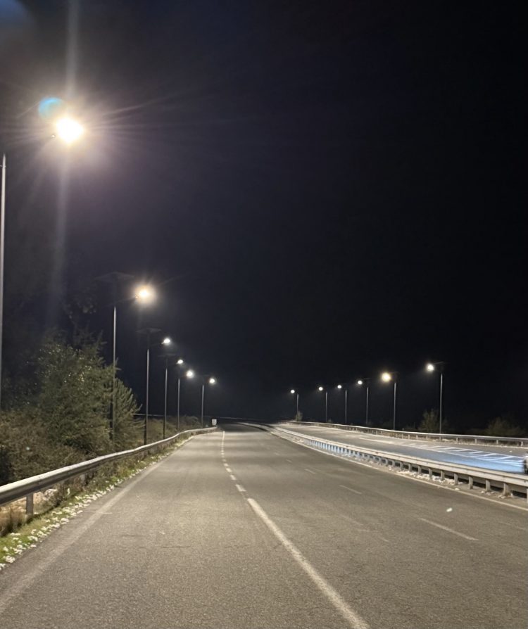 Στην Περιφέρεια Θεσσαλίας εγκαθίστανται 6.100 δίκτυα φωτισμού τεχνολογίας led με φωτοβολταϊκά