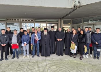 Συγκίνηση: Ιερείς της Μητροπόλεώς μας και νεολαίοι έψαλαν τα κάλαντα στους διαδρόμους του Γενικού Νοσοκομείο Τρικάλων – Μοίρασαν γλυκίσματα & εικονάκια στην κεντρική πλατεία (ΕΙΚΟΝΕΣ)