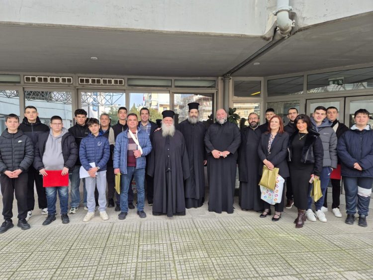 Συγκίνηση: Ιερείς της Μητροπόλεώς μας και νεολαίοι έψαλαν τα κάλαντα στους διαδρόμους του Γενικού Νοσοκομείο Τρικάλων – Μοίρασαν γλυκίσματα & εικονάκια στην κεντρική πλατεία (ΕΙΚΟΝΕΣ)