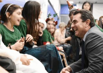 Χριστουγεννιάτικες ευχές από τα παιδιά του Χριστοδούλειου Ιδρύματος στον Κ. Σκρέκα