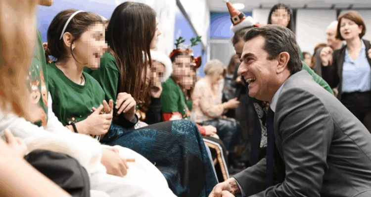 Χριστουγεννιάτικες ευχές από τα παιδιά του Χριστοδούλειου Ιδρύματος στον Κ. Σκρέκα