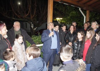Φωταγωγήθηκε το Χριστουγεννιάτικο Δέντρο στους Γόμφους
